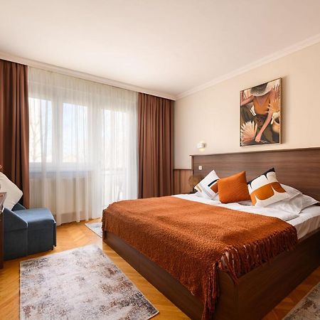 Szilfa Etterem Mariann Apartman ハイデゥソボスロー エクステリア 写真