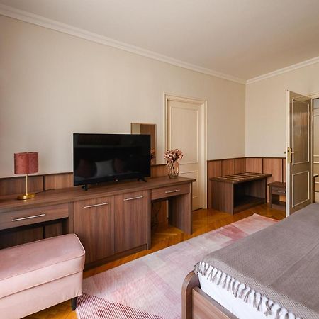 Szilfa Etterem Mariann Apartman ハイデゥソボスロー エクステリア 写真