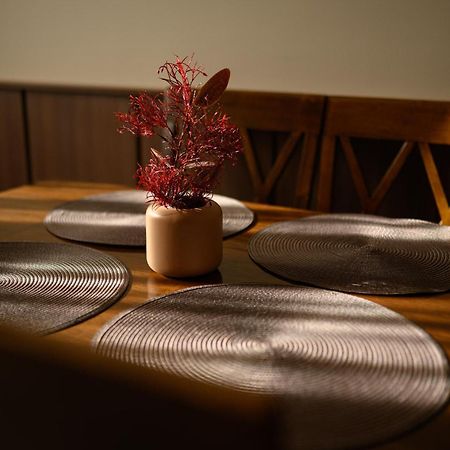 Szilfa Etterem Mariann Apartman ハイデゥソボスロー エクステリア 写真