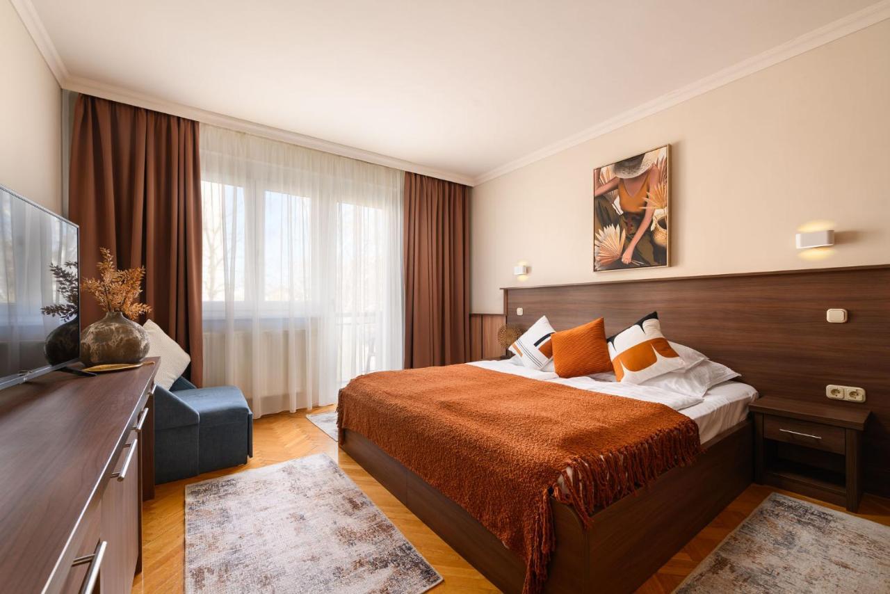 Szilfa Etterem Mariann Apartman ハイデゥソボスロー エクステリア 写真