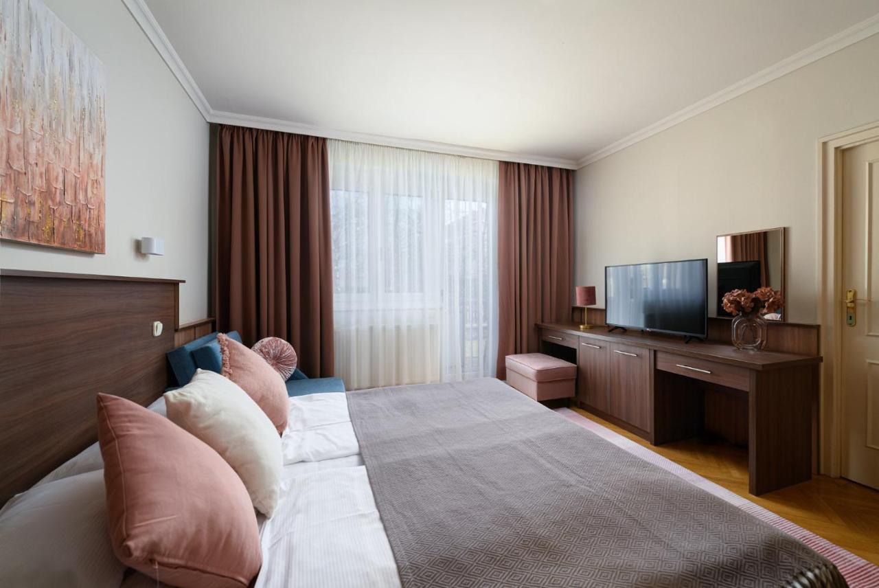 Szilfa Etterem Mariann Apartman ハイデゥソボスロー エクステリア 写真