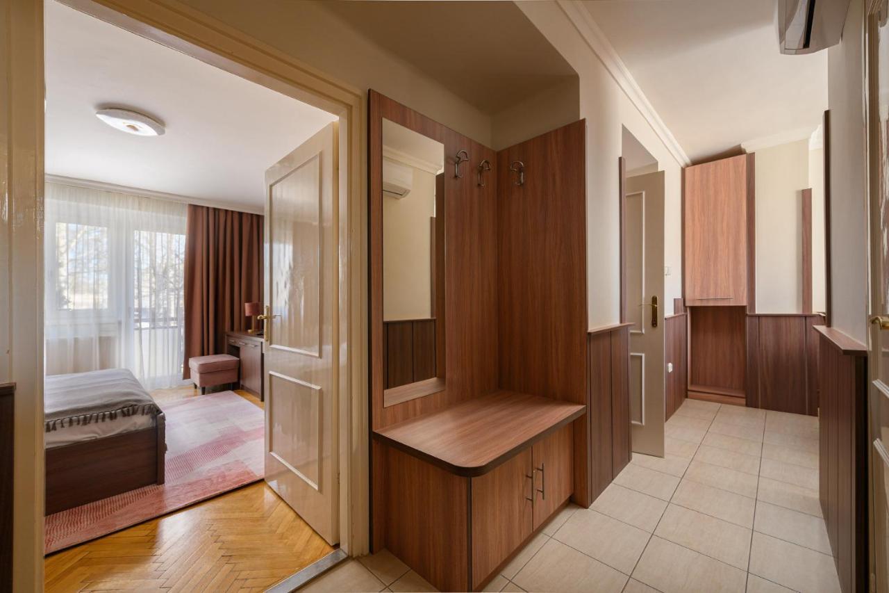 Szilfa Etterem Mariann Apartman ハイデゥソボスロー エクステリア 写真