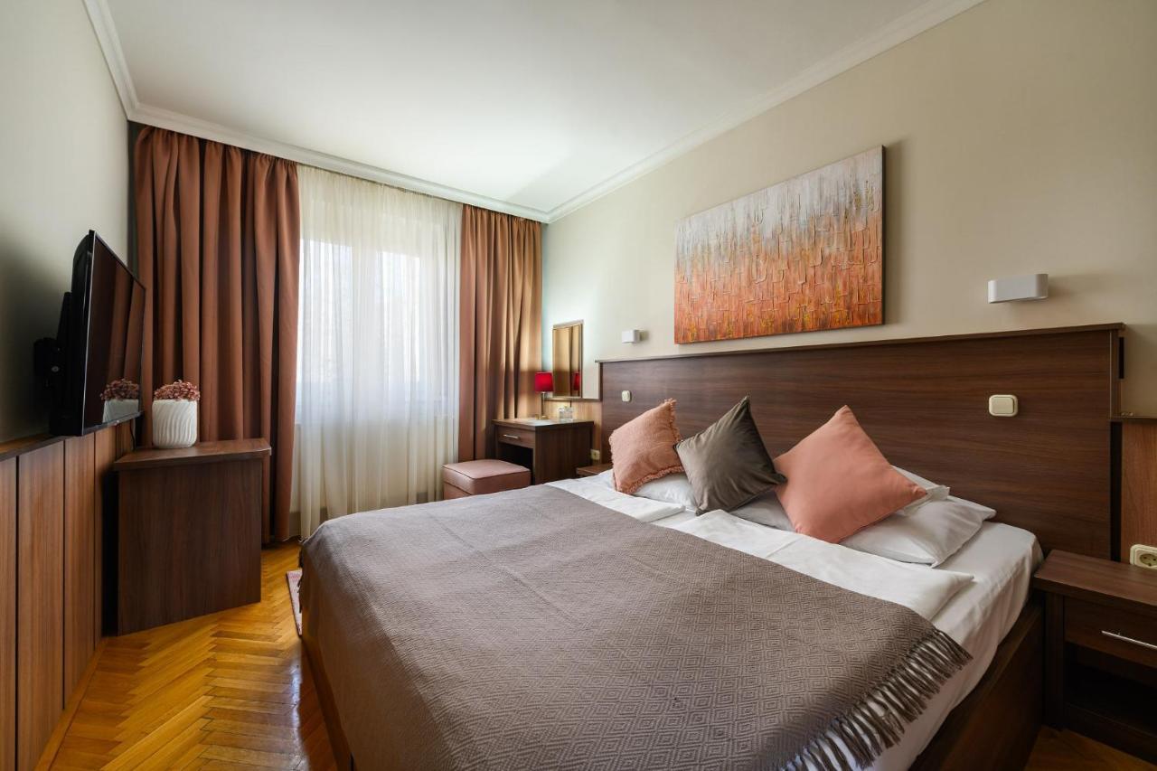 Szilfa Etterem Mariann Apartman ハイデゥソボスロー エクステリア 写真
