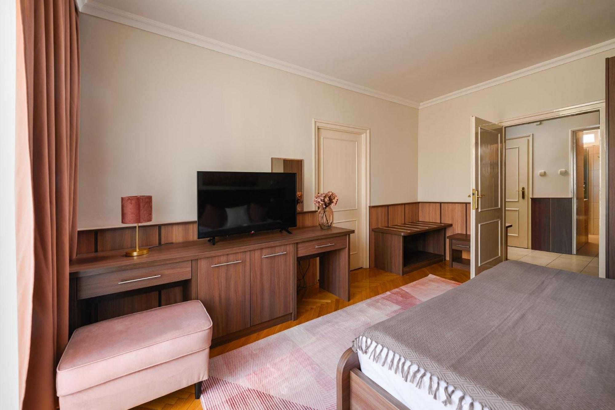 Szilfa Etterem Mariann Apartman ハイデゥソボスロー エクステリア 写真