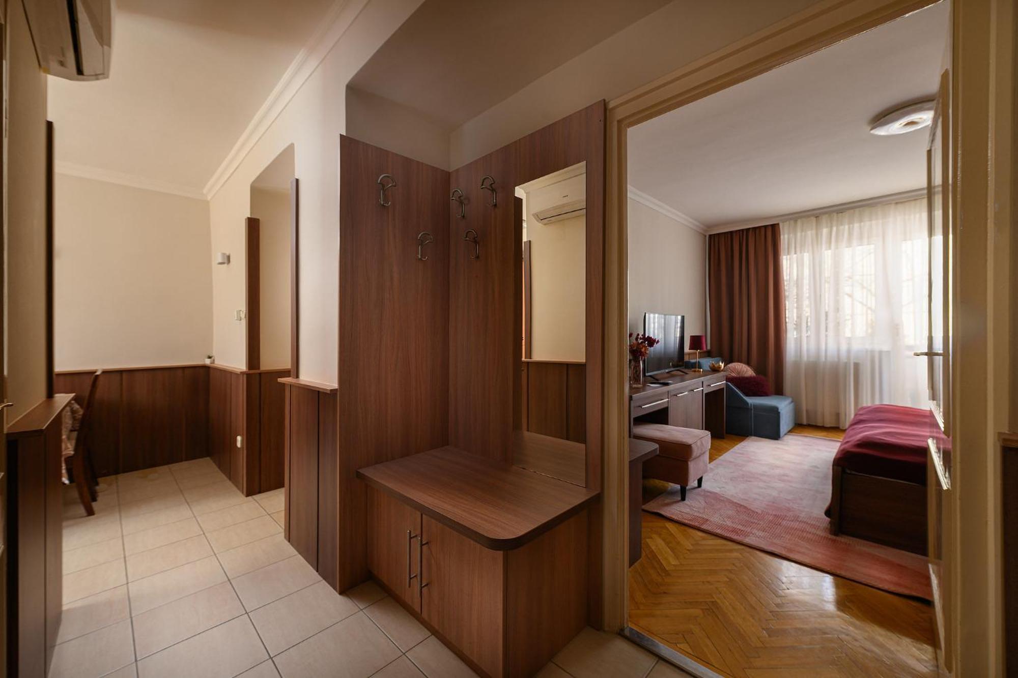 Szilfa Etterem Mariann Apartman ハイデゥソボスロー エクステリア 写真