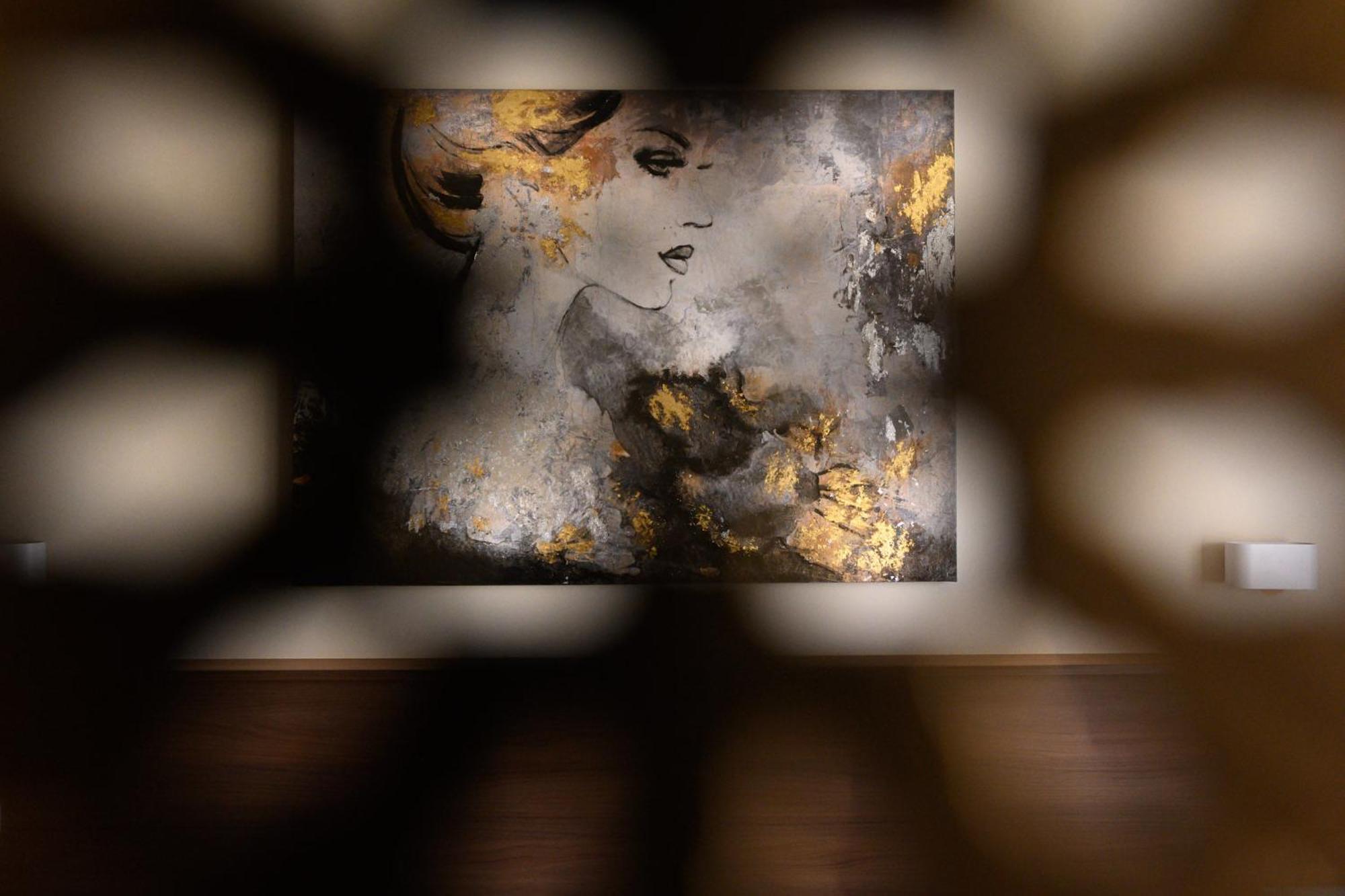Szilfa Etterem Mariann Apartman ハイデゥソボスロー エクステリア 写真