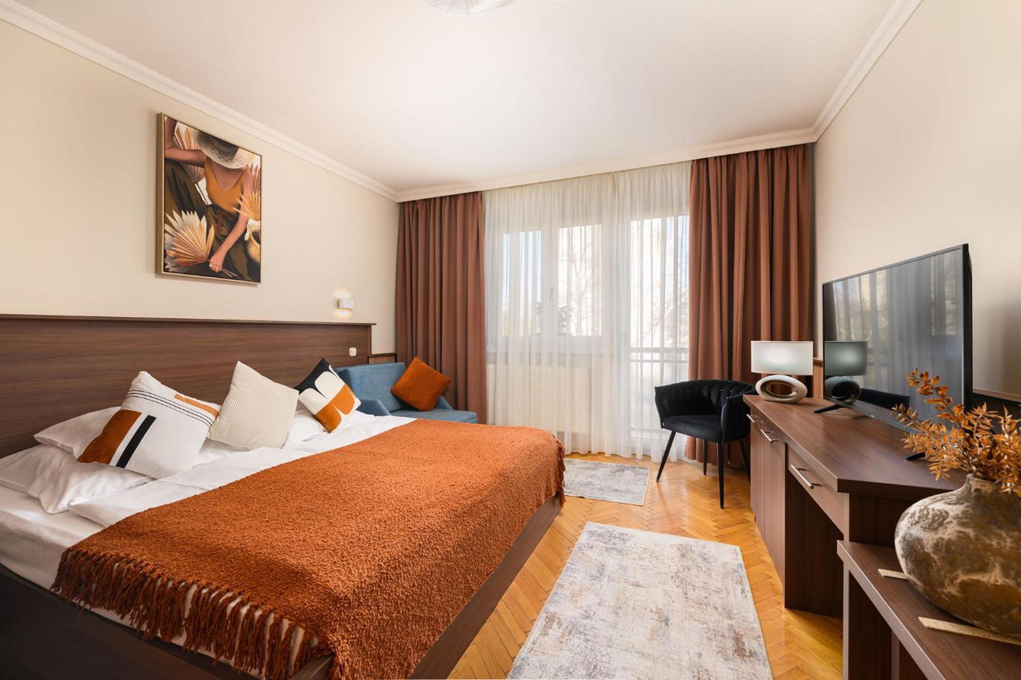 Szilfa Etterem Mariann Apartman ハイデゥソボスロー エクステリア 写真