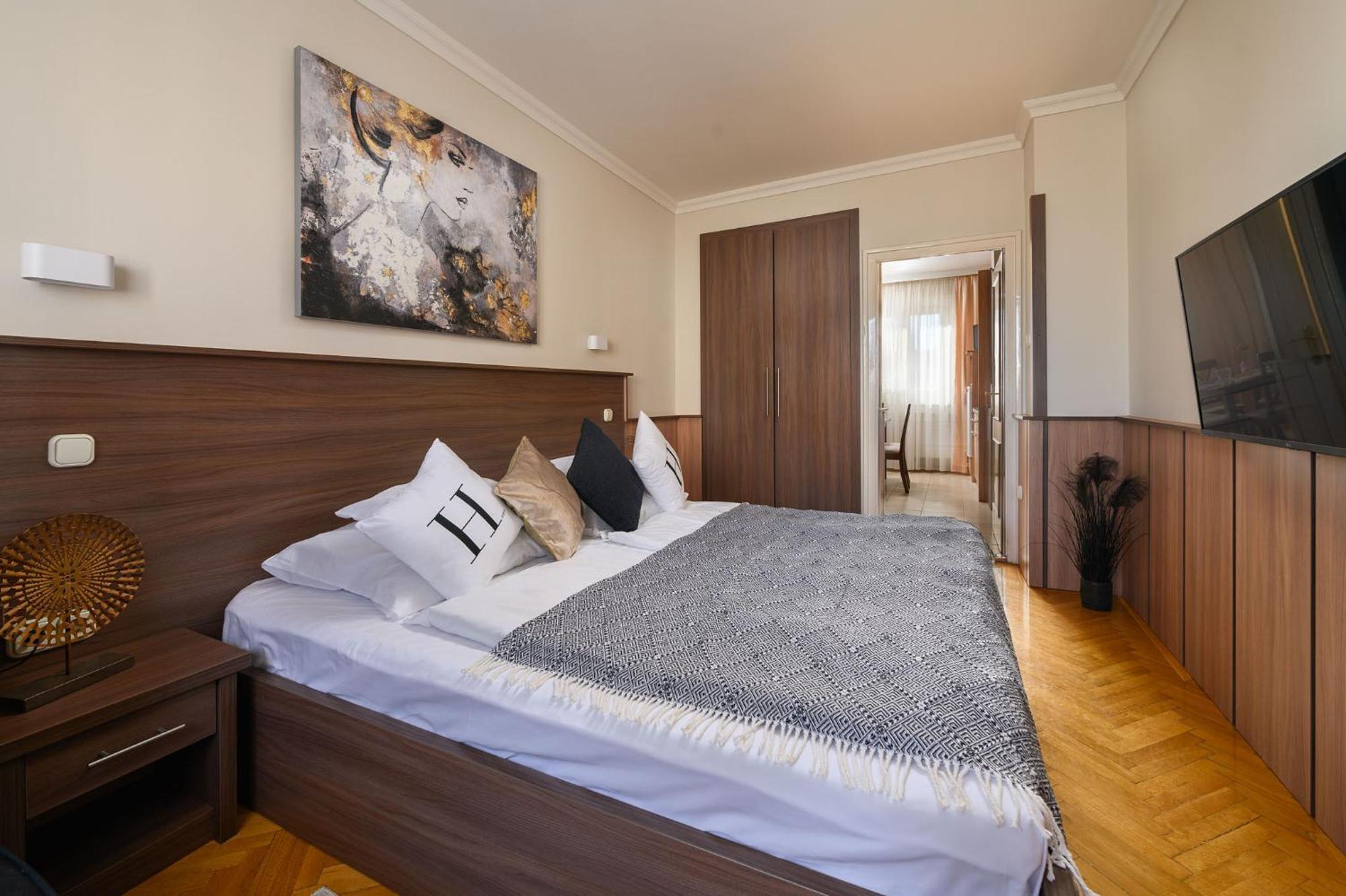 Szilfa Etterem Mariann Apartman ハイデゥソボスロー エクステリア 写真