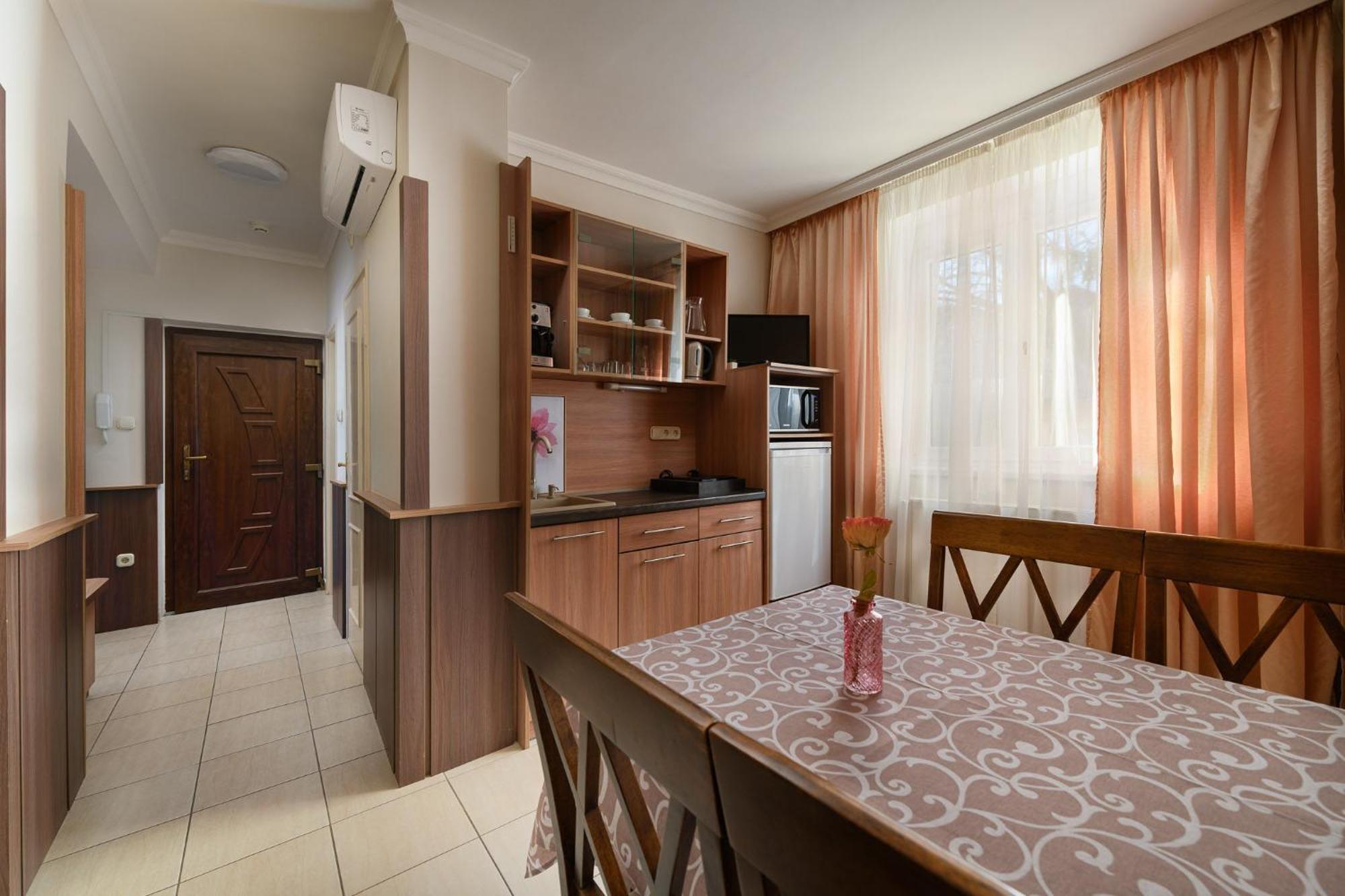 Szilfa Etterem Mariann Apartman ハイデゥソボスロー エクステリア 写真