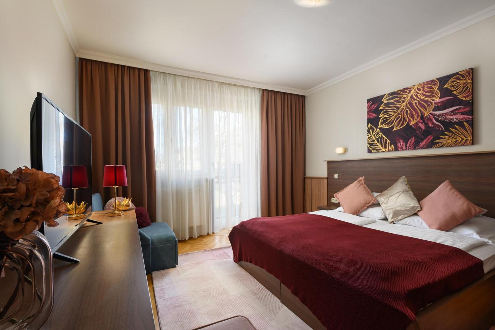 Szilfa Etterem Mariann Apartman ハイデゥソボスロー エクステリア 写真