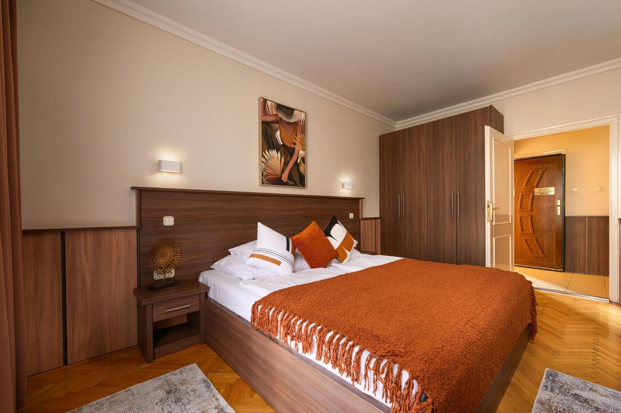 Szilfa Etterem Mariann Apartman ハイデゥソボスロー エクステリア 写真