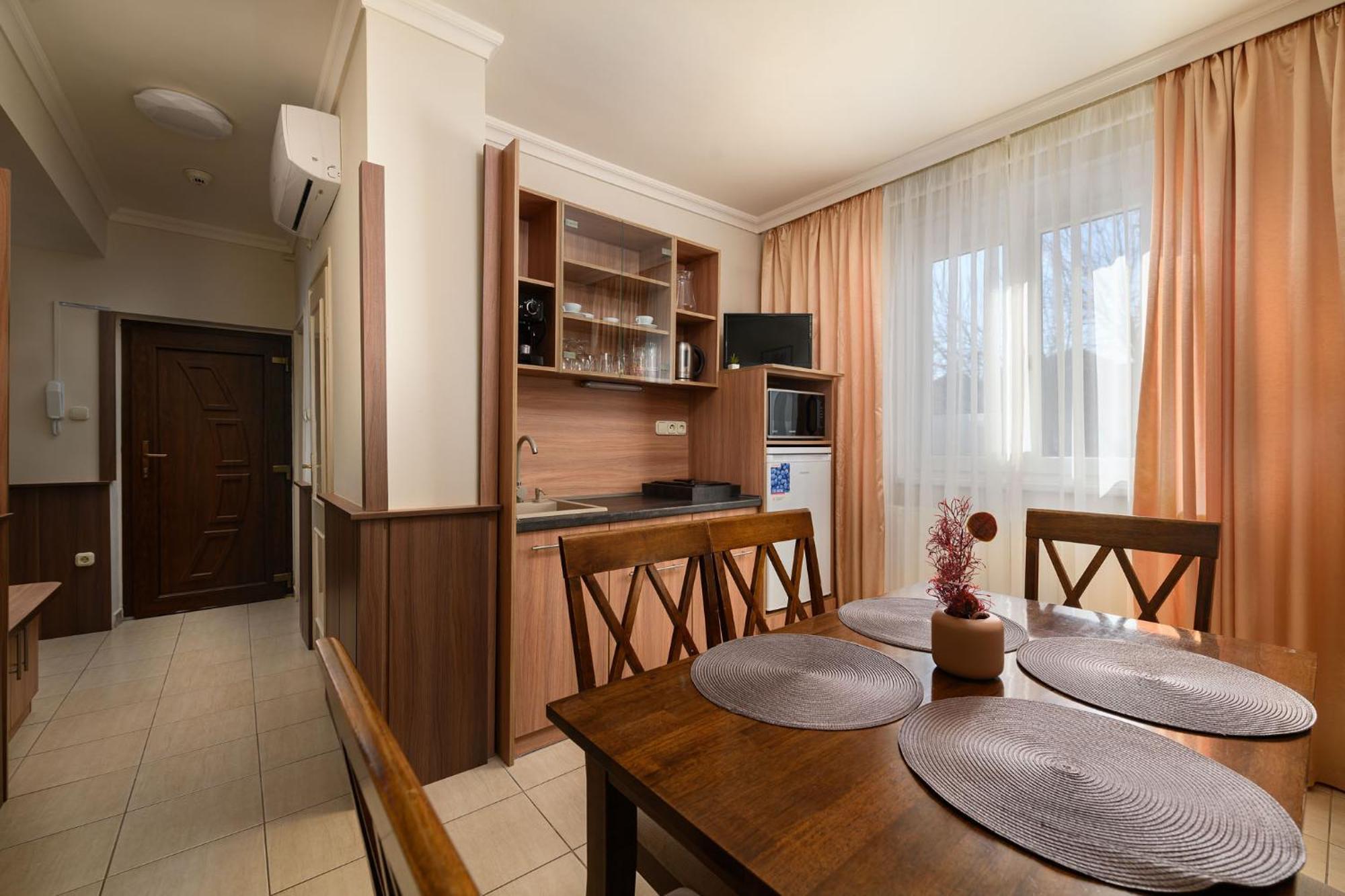 Szilfa Etterem Mariann Apartman ハイデゥソボスロー エクステリア 写真