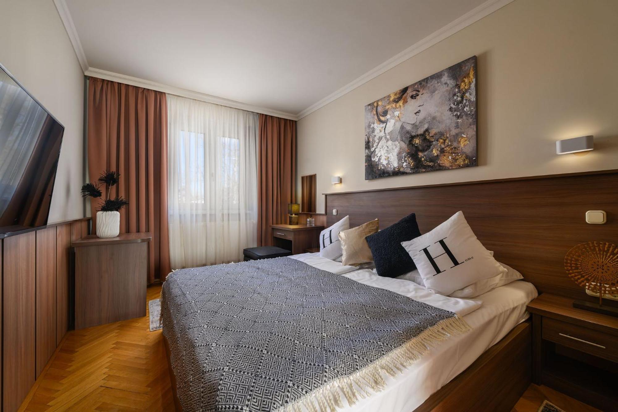 Szilfa Etterem Mariann Apartman ハイデゥソボスロー エクステリア 写真
