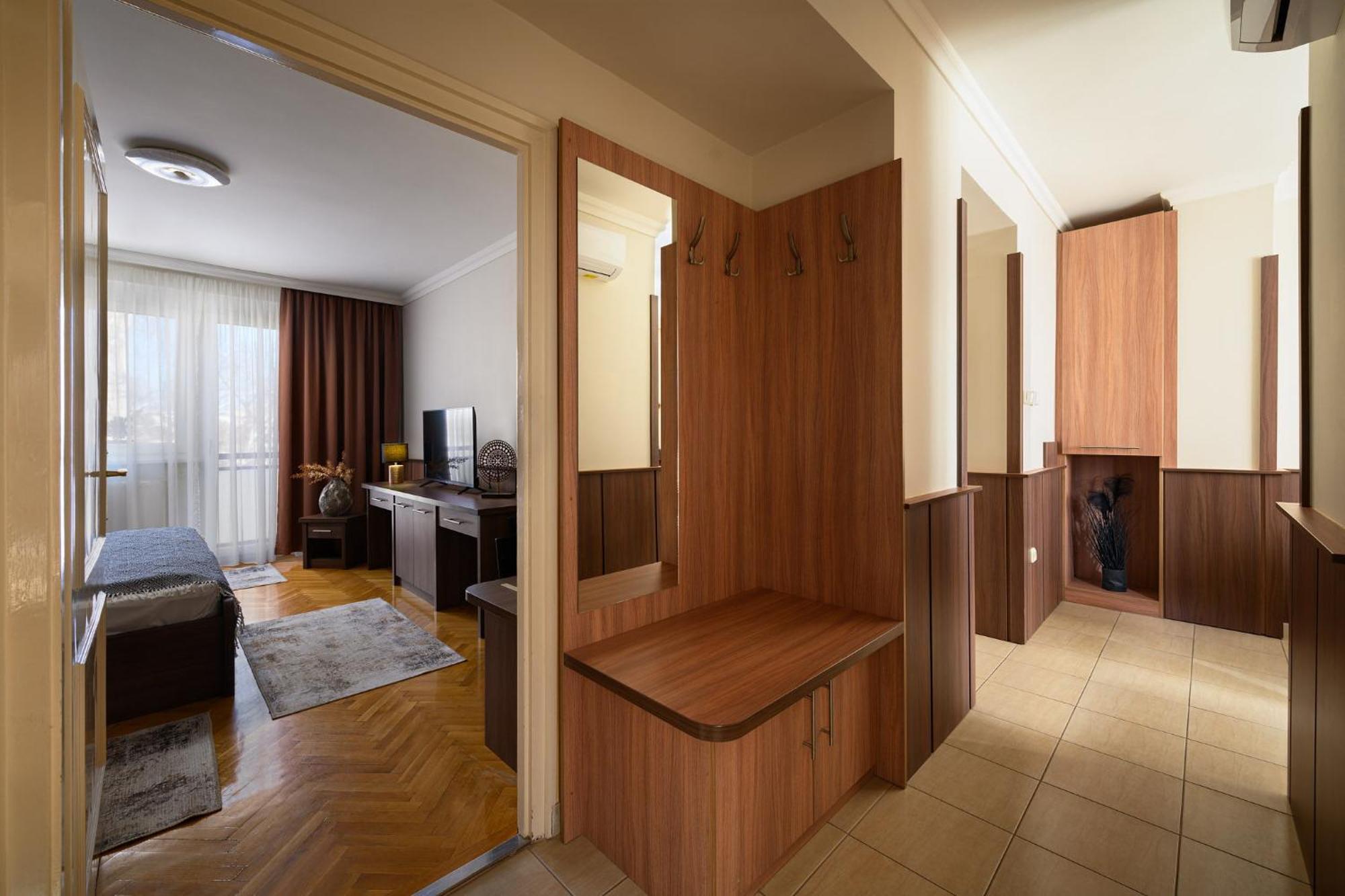 Szilfa Etterem Mariann Apartman ハイデゥソボスロー エクステリア 写真