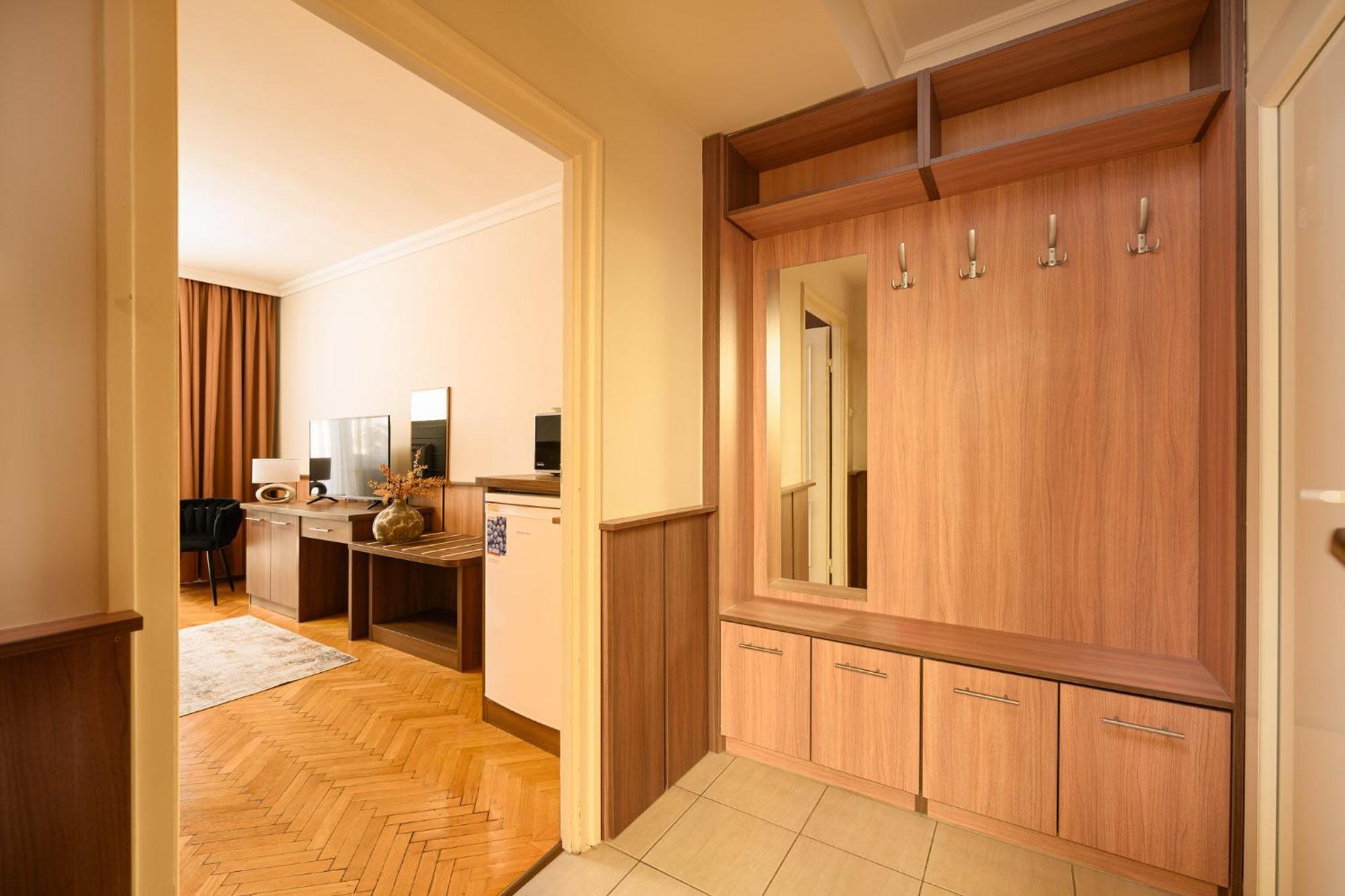 Szilfa Etterem Mariann Apartman ハイデゥソボスロー エクステリア 写真