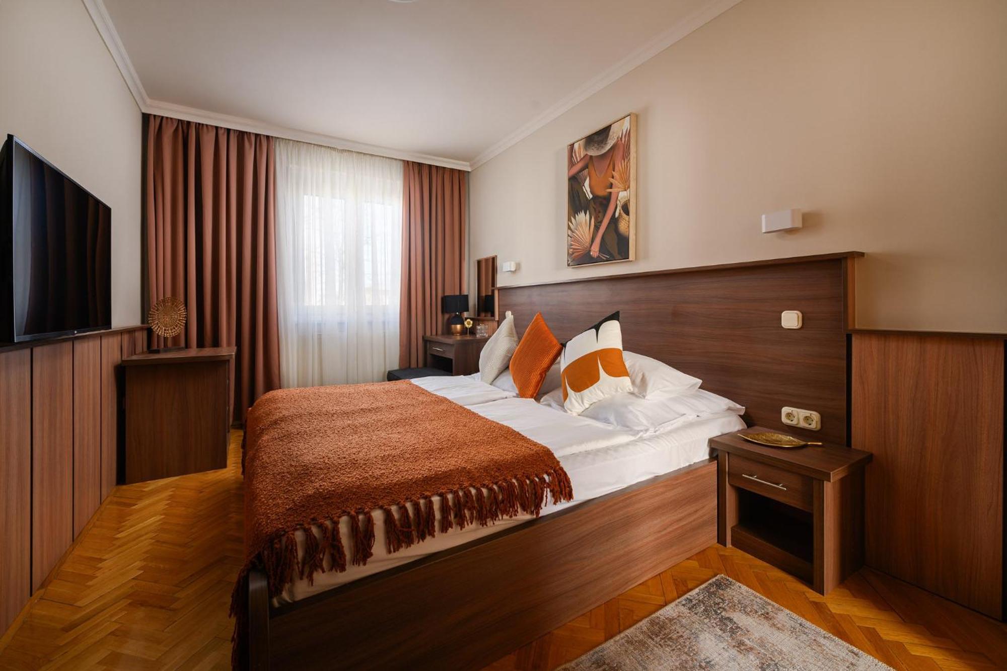 Szilfa Etterem Mariann Apartman ハイデゥソボスロー エクステリア 写真