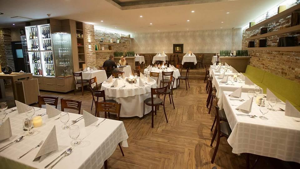 Szilfa Etterem Mariann Apartman ハイデゥソボスロー エクステリア 写真