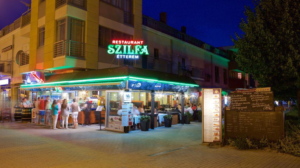 Szilfa Etterem Mariann Apartman ハイデゥソボスロー エクステリア 写真